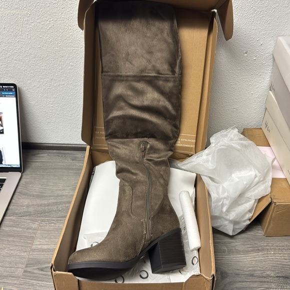 Journee Collection Women's Sana Block Heel Over The Knee Boots - Picture 5 of 6